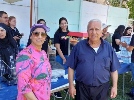 الجماهيري أبو سنان يحتفل بكافة أطفال القرية بطريقة مميزة